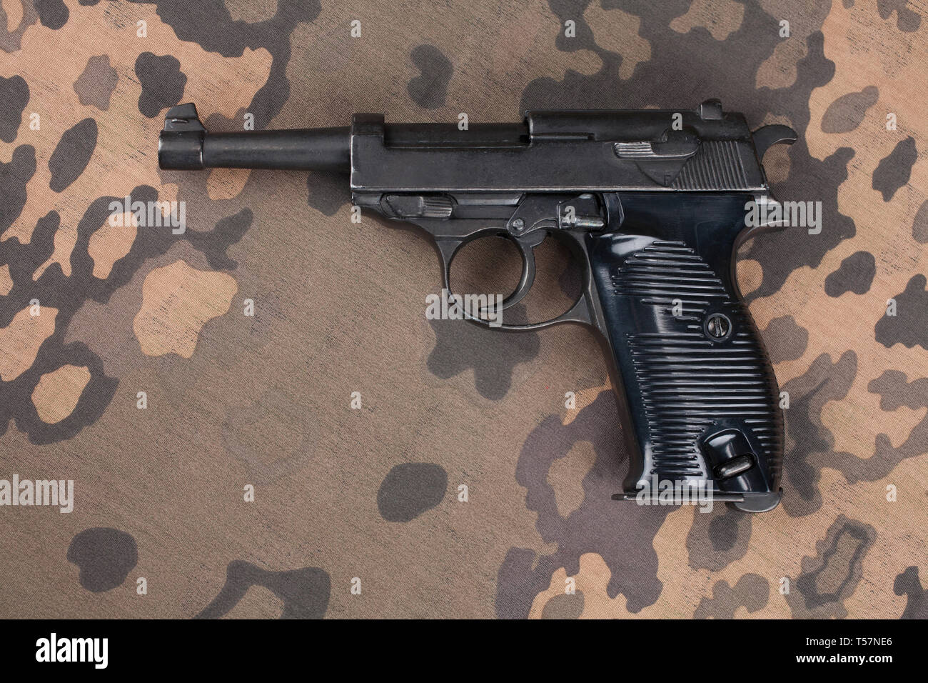 Durante la Seconda guerra mondiale era nazista esercito tedesco 9 mm pistola semi-automatica su mimetizzata sfondo uniforme Foto Stock