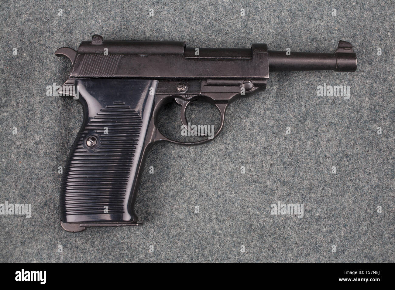 Durante la Seconda guerra mondiale era nazista esercito tedesco 9 mm pistola semi-automatica su mimetizzata sfondo uniforme Foto Stock