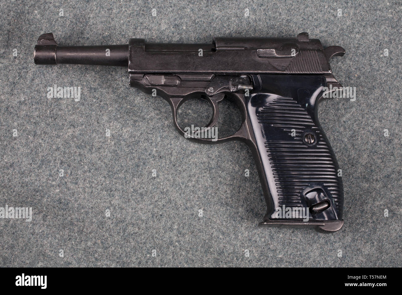 Durante la Seconda guerra mondiale era nazista esercito tedesco 9 mm pistola semi-automatica su mimetizzata sfondo uniforme Foto Stock