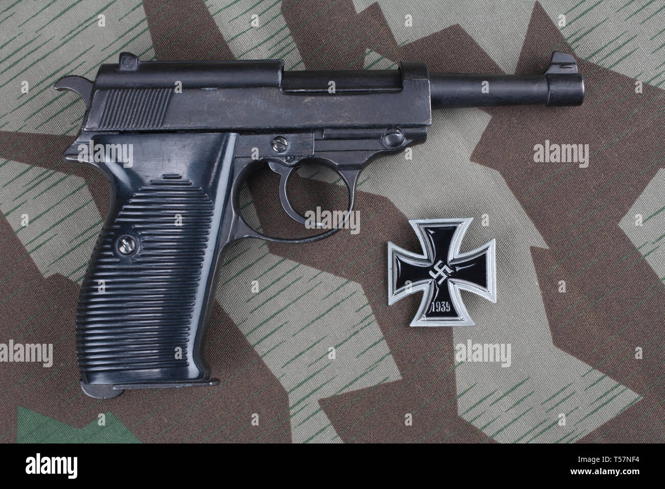 Durante la Seconda guerra mondiale era nazista esercito tedesco 9 mm pistola semi-automatica con croce in ferro sul premio mimetizzata sfondo uniforme Foto Stock