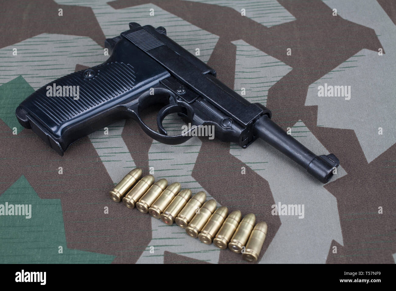 Durante la Seconda guerra mondiale era nazista esercito tedesco 9 mm pistola semi-automatica con munizioni su mimetizzata sfondo uniforme Foto Stock