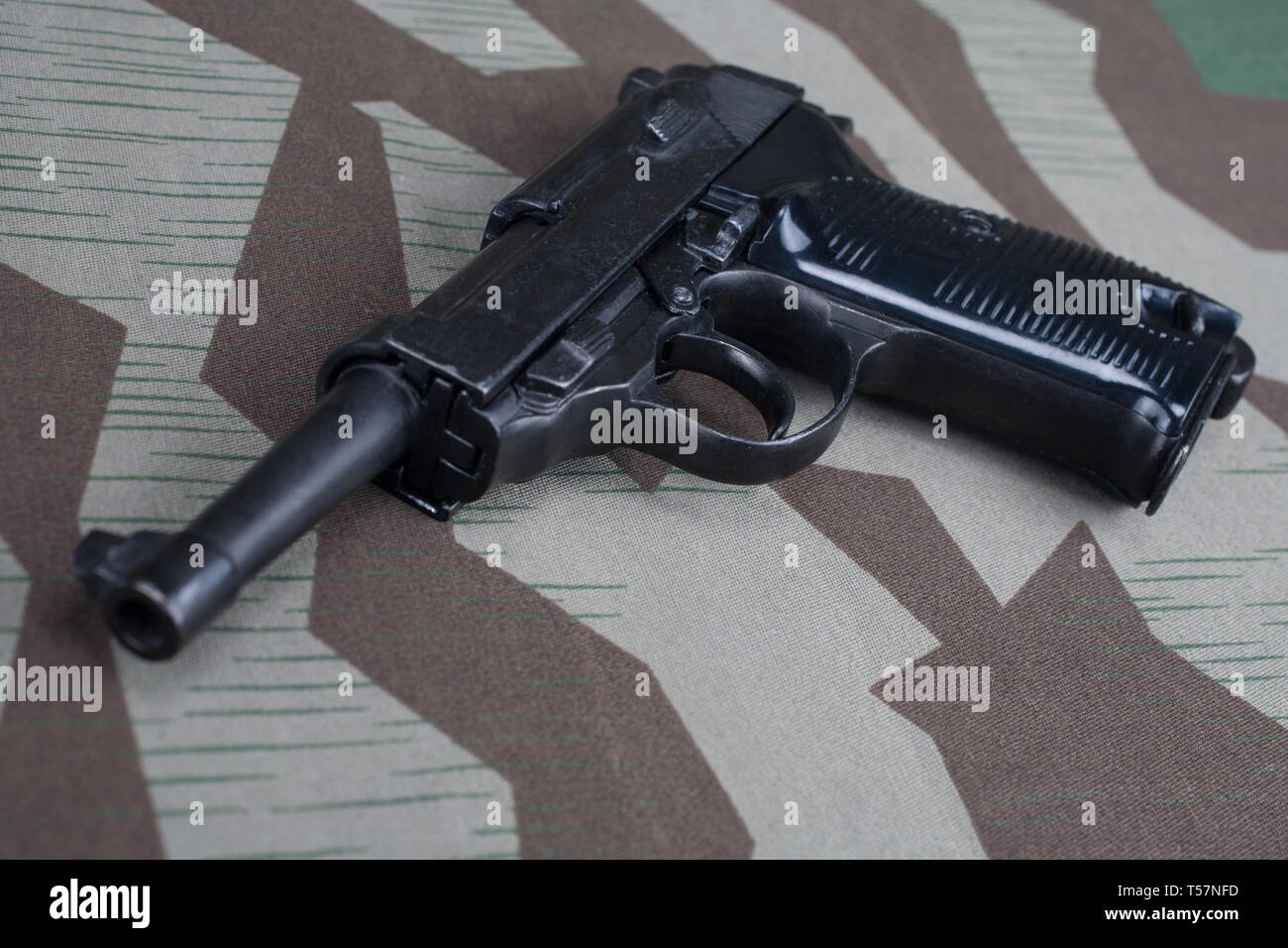Durante la Seconda guerra mondiale era nazista esercito tedesco 9 mm pistola semi-automatica su mimetizzata sfondo uniforme Foto Stock