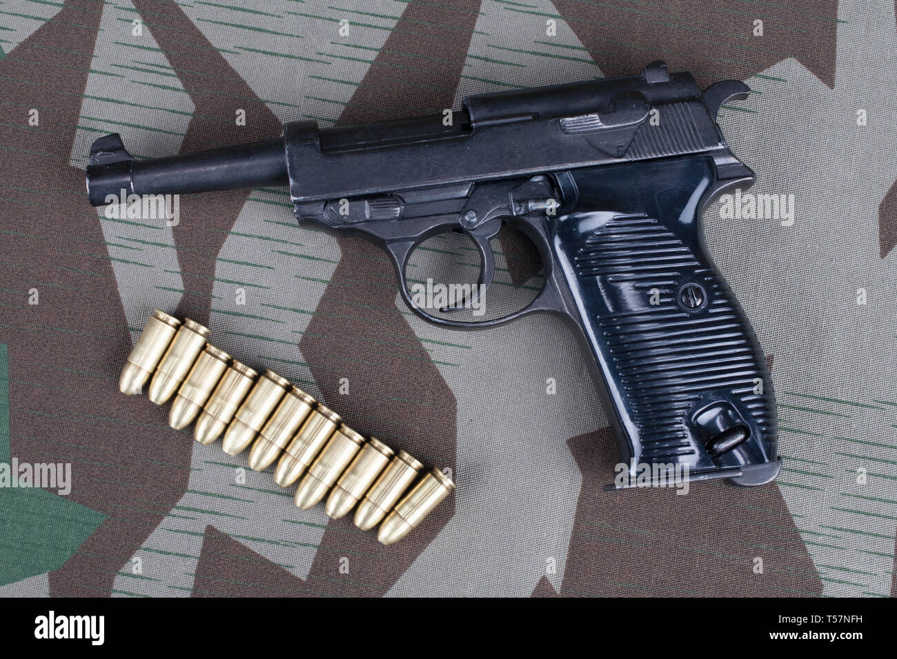 Durante la Seconda guerra mondiale era nazista esercito tedesco 9 mm pistola semi-automatica con munizioni su mimetizzata sfondo uniforme Foto Stock