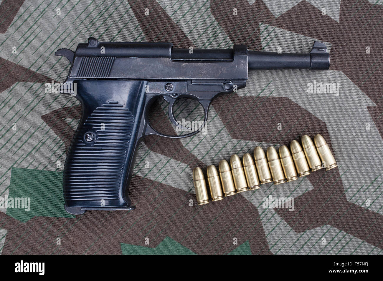 Durante la Seconda guerra mondiale era nazista esercito tedesco 9 mm pistola semi-automatica con munizioni su mimetizzata sfondo uniforme Foto Stock