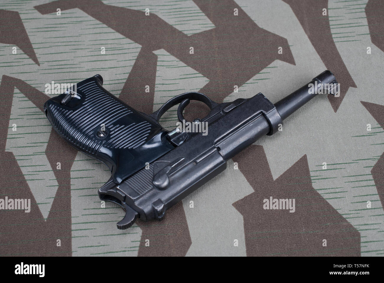 Durante la Seconda guerra mondiale era nazista esercito tedesco 9 mm pistola semi-automatica su mimetizzata sfondo uniforme Foto Stock