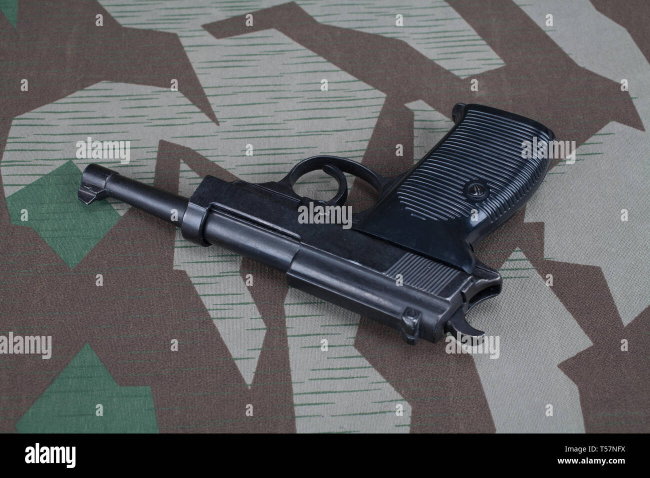 Durante la Seconda guerra mondiale era nazista esercito tedesco 9 mm pistola semi-automatica su mimetizzata sfondo uniforme Foto Stock