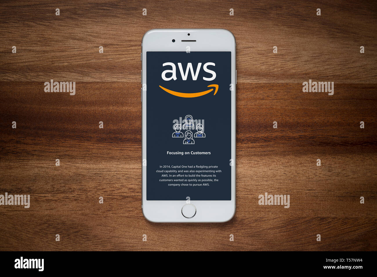 Un iPhone che mostra la Amazon Web Services (AWS) Sito web poggia su una semplice tavola di legno (solo uso editoriale). Foto Stock