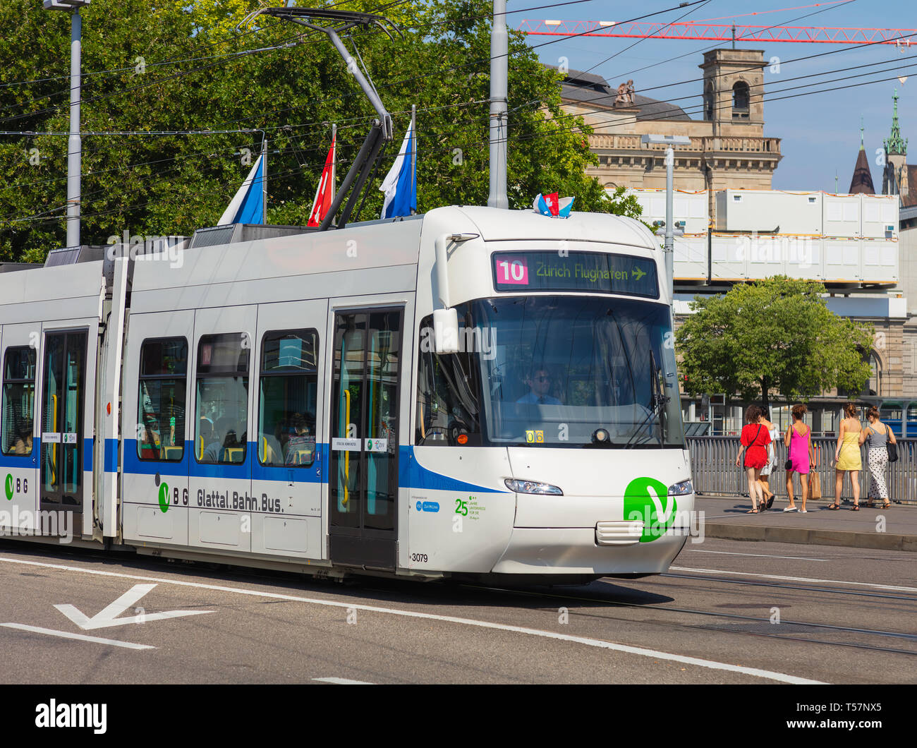 Zurigo, Svizzera - 1 Agosto 2018: un tram del VBG titolo Società per l'aeroporto di Zurigo passando lungo il ponte Bahnhofbrucke nella città di Zu Foto Stock