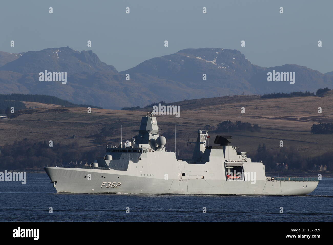 KDM Pietro Willemoes (F362), un Iver Huitfeldt-class frigate gestito dalla Royal Navy danese, passando Gourock durante l'esercizio comune della Warrior 19-1. Foto Stock