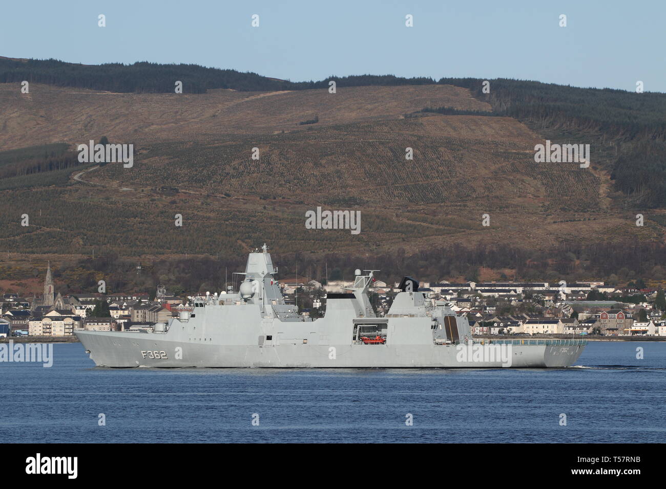 KDM Pietro Willemoes (F362), un Iver Huitfeldt-class frigate gestito dalla Royal Navy danese, passando Gourock durante l'esercizio comune della Warrior 19-1. Foto Stock