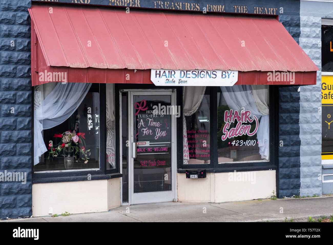 Speranza Mills, NC - circa aprile 2019 : salone di parrucchiere, un tempo per voi, disegni dei capelli Foto Stock