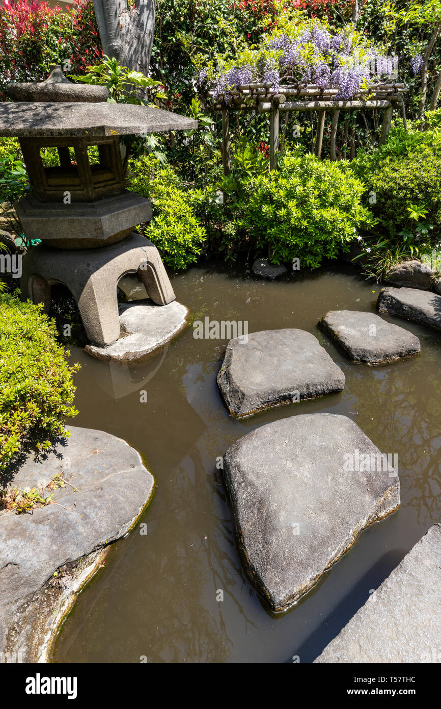 Fontana di Yakushi Garden è stato restaurato al suo originale Periodo Edo gloria; si trova situato appena fuori la strada Nakasendo. Shimizu Yakushi, che u Foto Stock