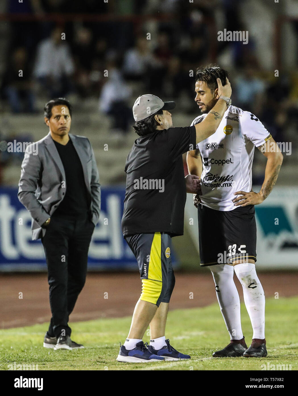 Il calciatore argentino, ora DT, Diego Armando Maradona ha portato il gioco oggi a Heroe stadium di Nacozari con il suo team Dorados de Sinaloa Vs Cimarrones, durante la partita di ritorno dei quarti di finale del ascenso MX. Aprile 21, 2019 (Foto: LuisGutierrez / NortePhoto) El astro de futbol argentino, AHORA DT, Diego Armando Maradona dirigió el partido de Hoy en estadio Heroe de Nacozari con su equipo Dorados de Sinaloa Vs Cimarrones, duranti el juego de Vuelta de los cuartos de final del ascenso MX. 21 Abril 2019 (foto:LuisGutierrez/NortePhoto) Foto Stock