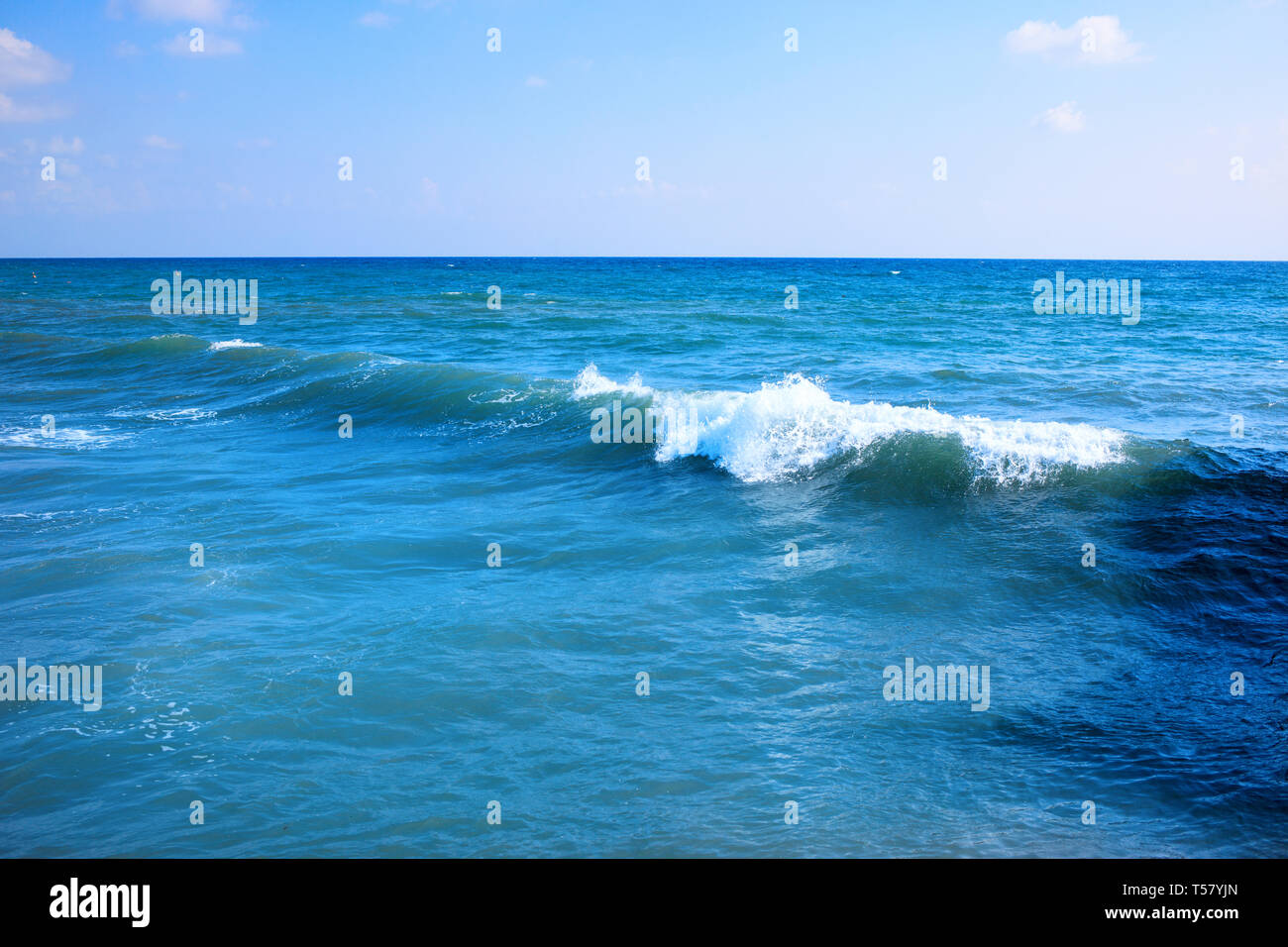 Bellissima vista di schizzi onde blu vicino alla spiaggia. Paesaggio marino. Foto Stock