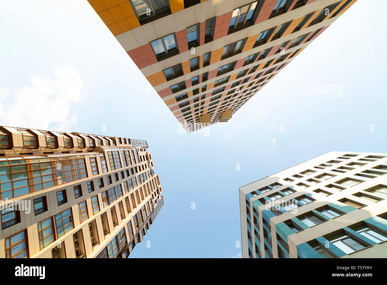 Tipico residenziale edifici ad alta. Vista dal basso angolo. Foto Stock
