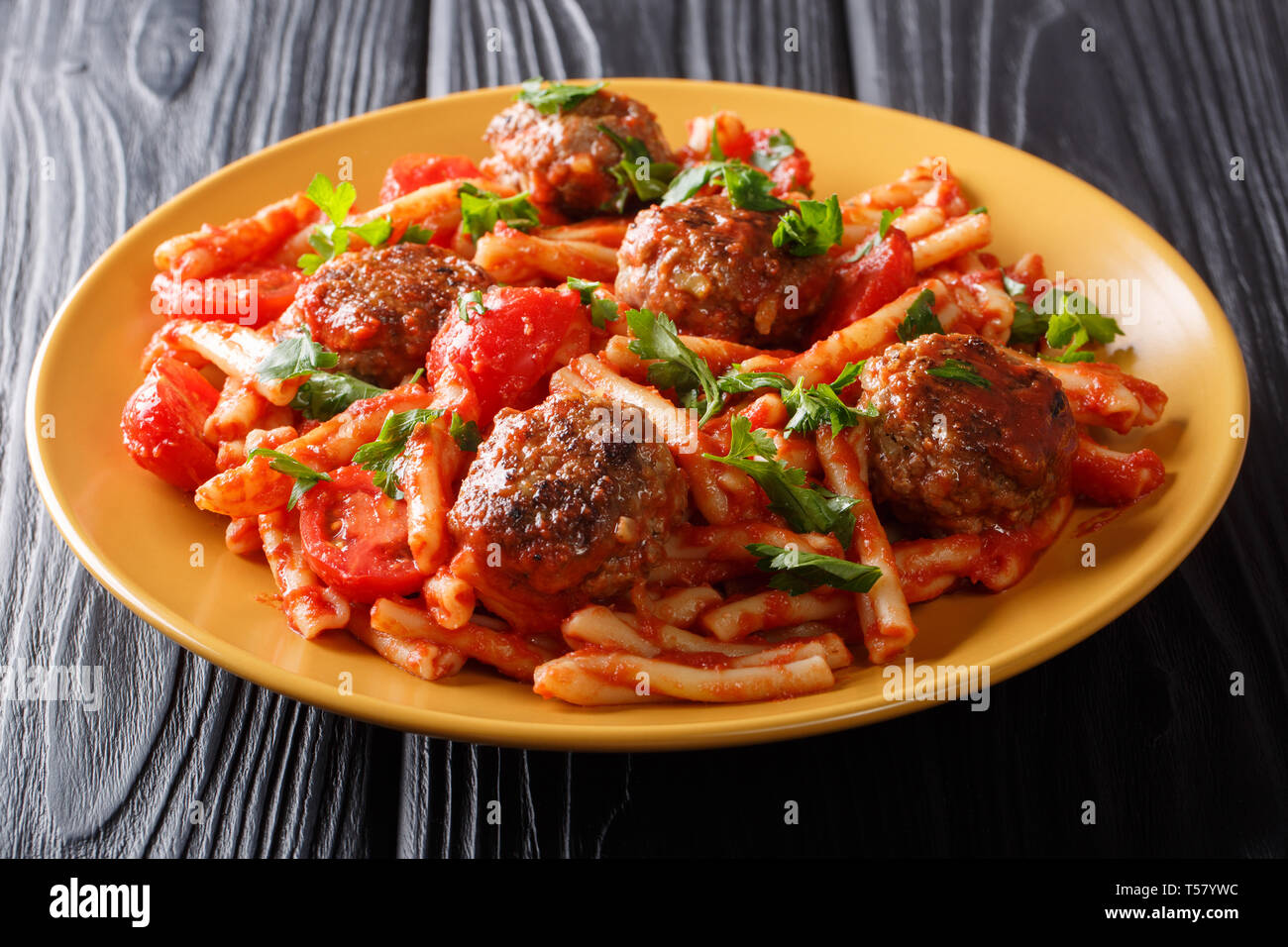 Deliziose polpette di carne con pasta casarecce e salsa di pomodoro close-up su una piastra sul tavolo orizzontale. Foto Stock