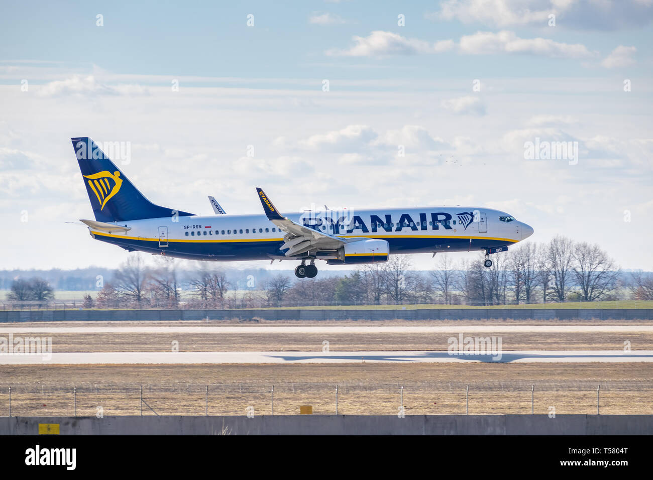 Kiev, Ucraina - 17 Marzo 2019: Ryanair Boeing 737-800 sul breve approdo finale in aeroporto Foto Stock
