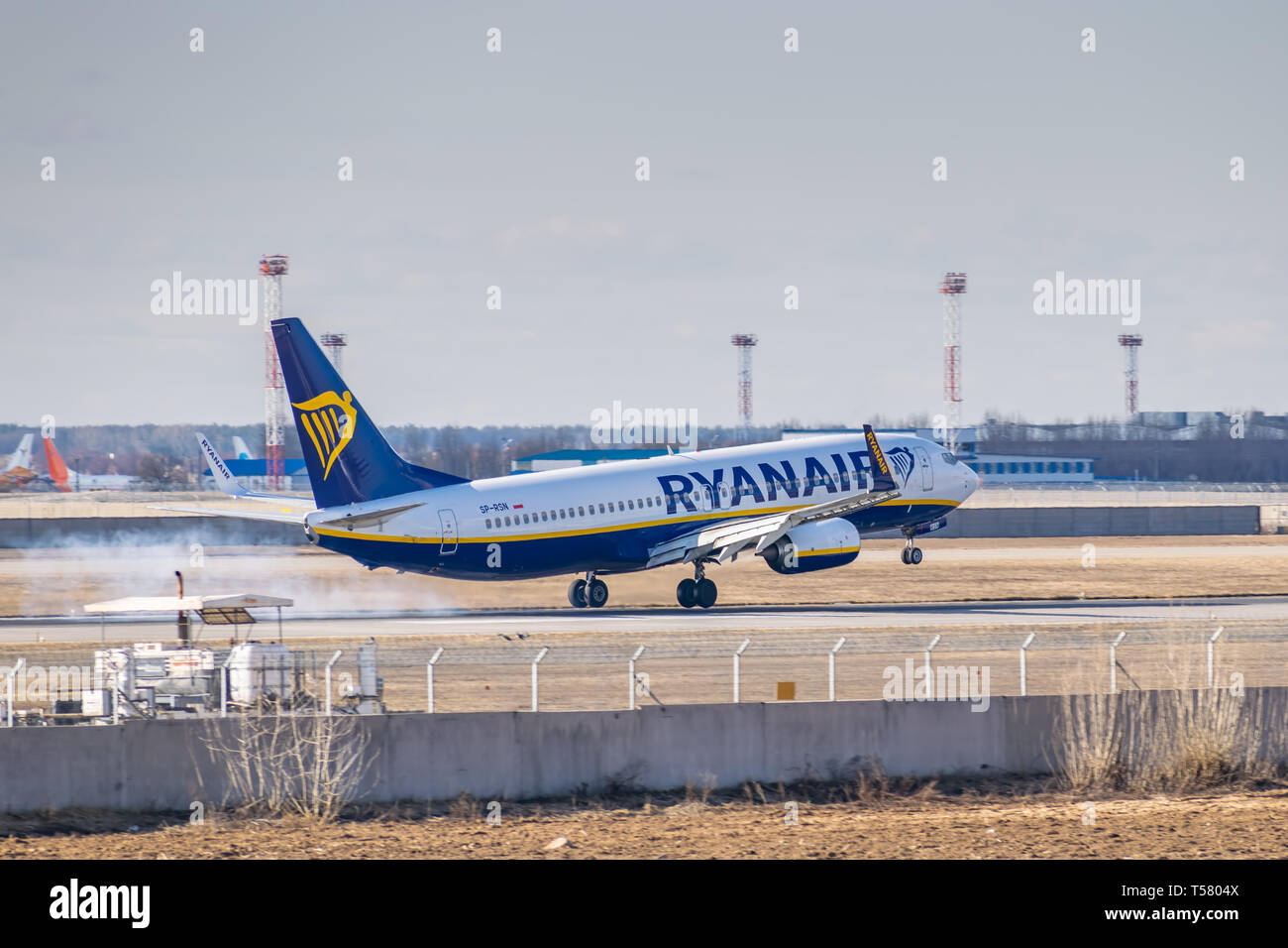 Kiev, Ucraina - 17 Marzo 2019: Ryanair Boeing 737-800 sul breve approdo finale in aeroporto Foto Stock