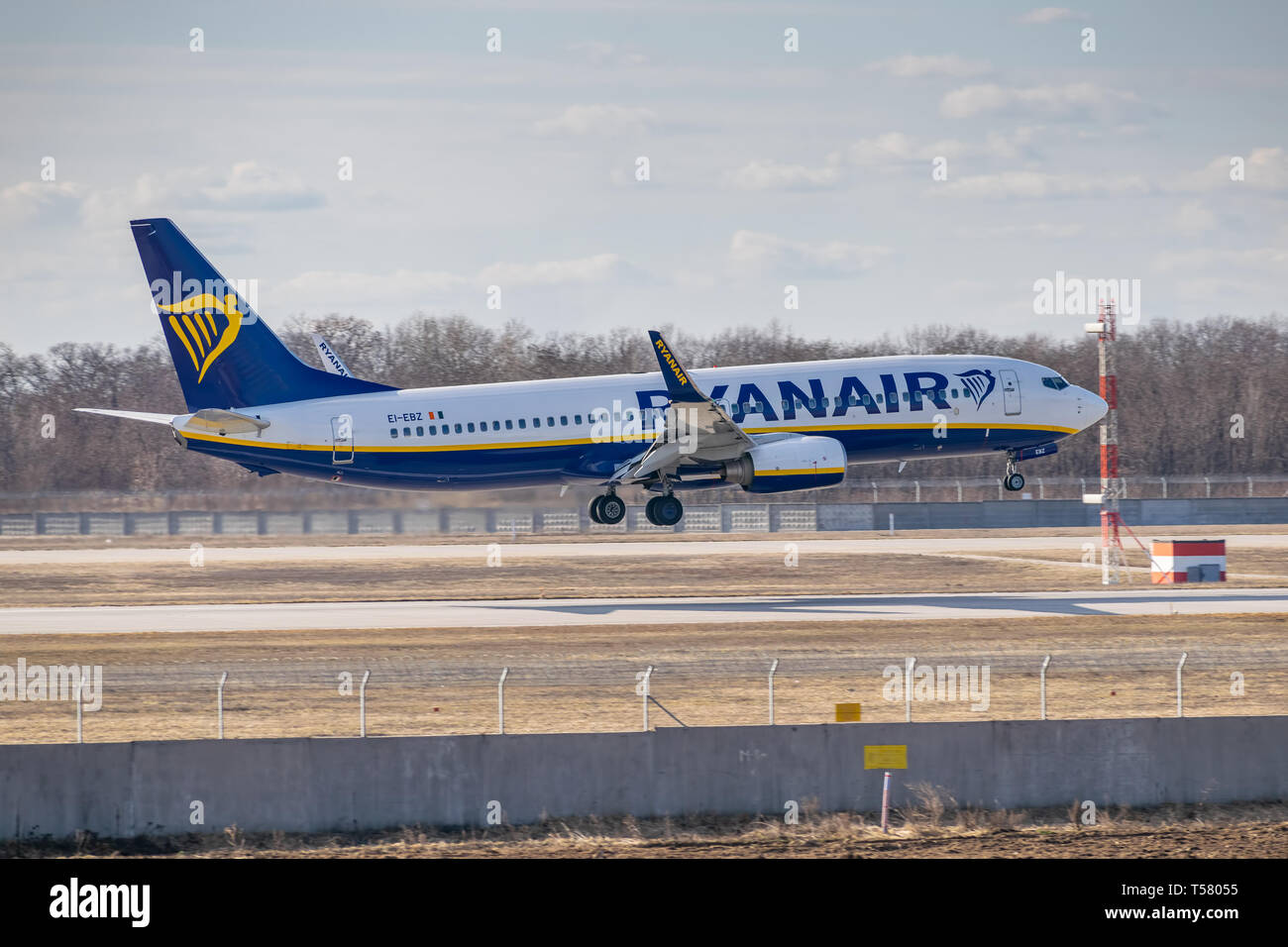 Kiev, Ucraina - 17 Marzo 2019: Ryanair Boeing 737-800 sul breve approdo finale in aeroporto Foto Stock