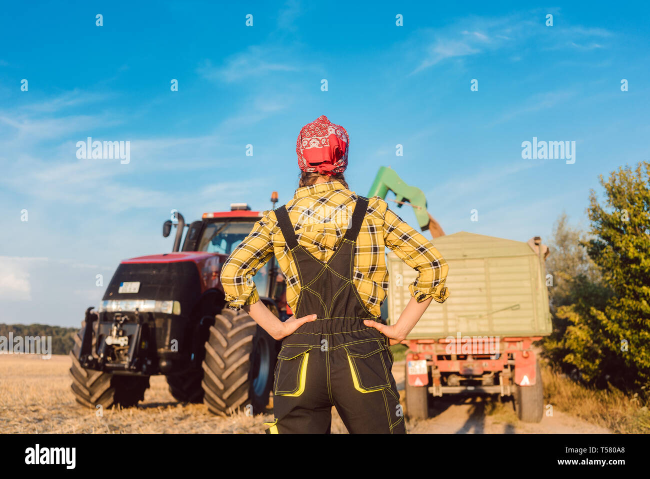 Agriturismo donna monitoraggio dello stato di avanzamento del raccolto sul sito Foto Stock