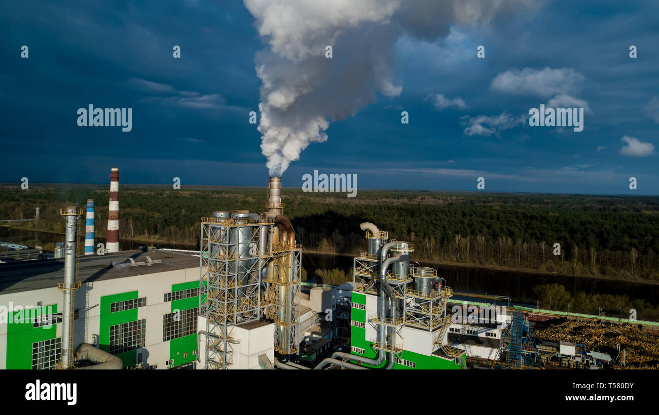 Fumo di ciminiere. Concetto di inquinamento ambientale Foto Stock
