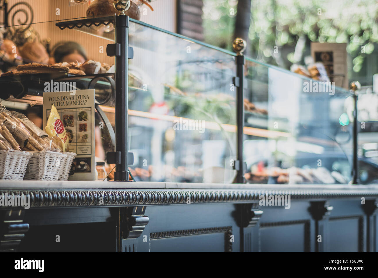 Dolci e salati sul display per la vendita ad un cafe bar di Barcellona, Spagna. Foto Stock