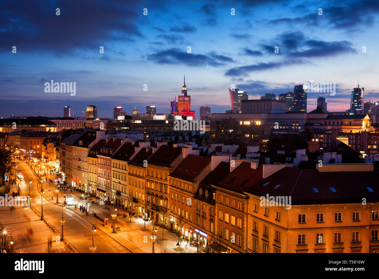 Lo skyline di Varsavia, città capitale della Polonia sera cityscape. Foto Stock