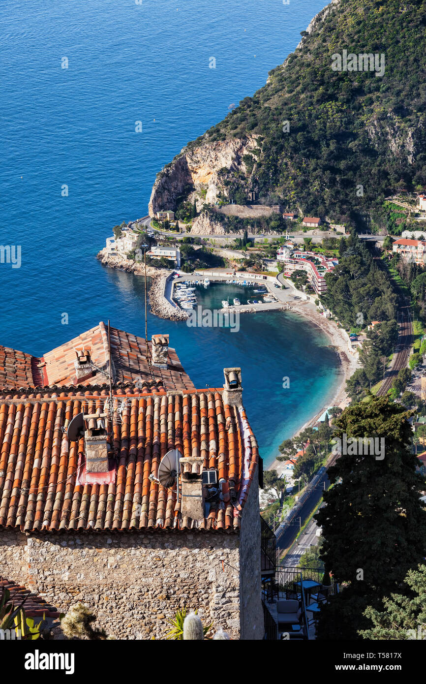 French Riviera Mare Mediterraneo costa nel sud della Francia, in piastrelle tradizionali house di Eze Village, vista da sopra. Foto Stock