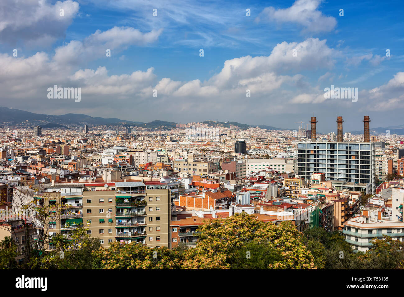Città del paesaggio urbano di Barcellona in Spagna, vista dal Poble Sec distretto. Foto Stock