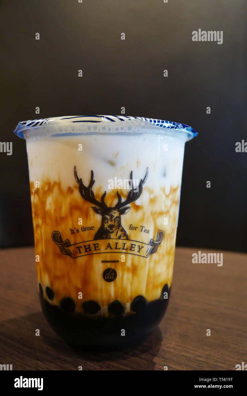 Kuala Lumpur, Malesia - Aprile 7,2018 : Il vicolo più famoso tè di latte è marrone zucchero latte Deerioca Foto Stock