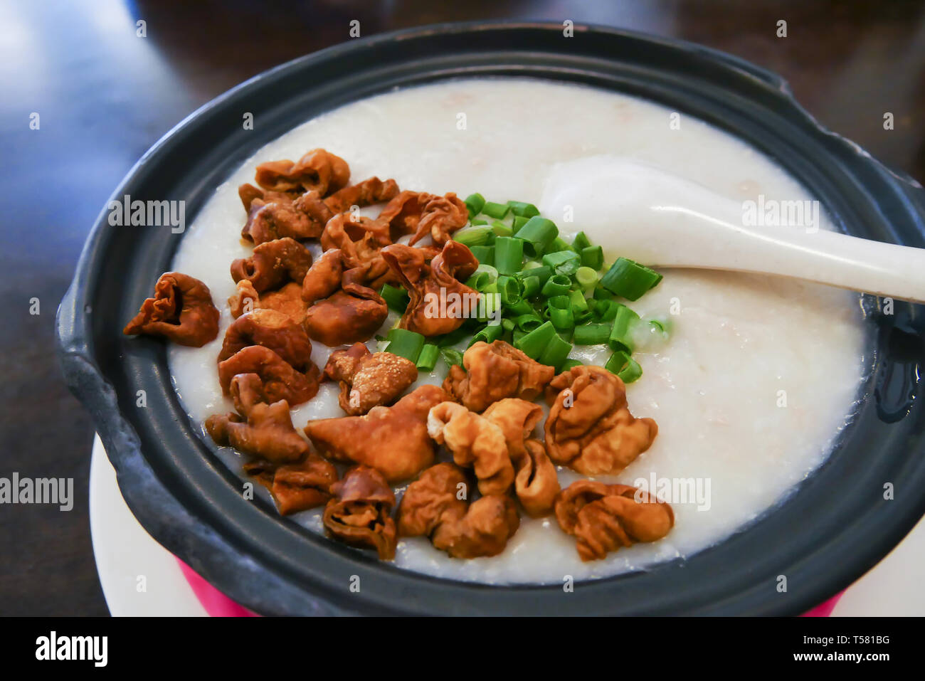 Maiale fritto intestino porridge Foto Stock