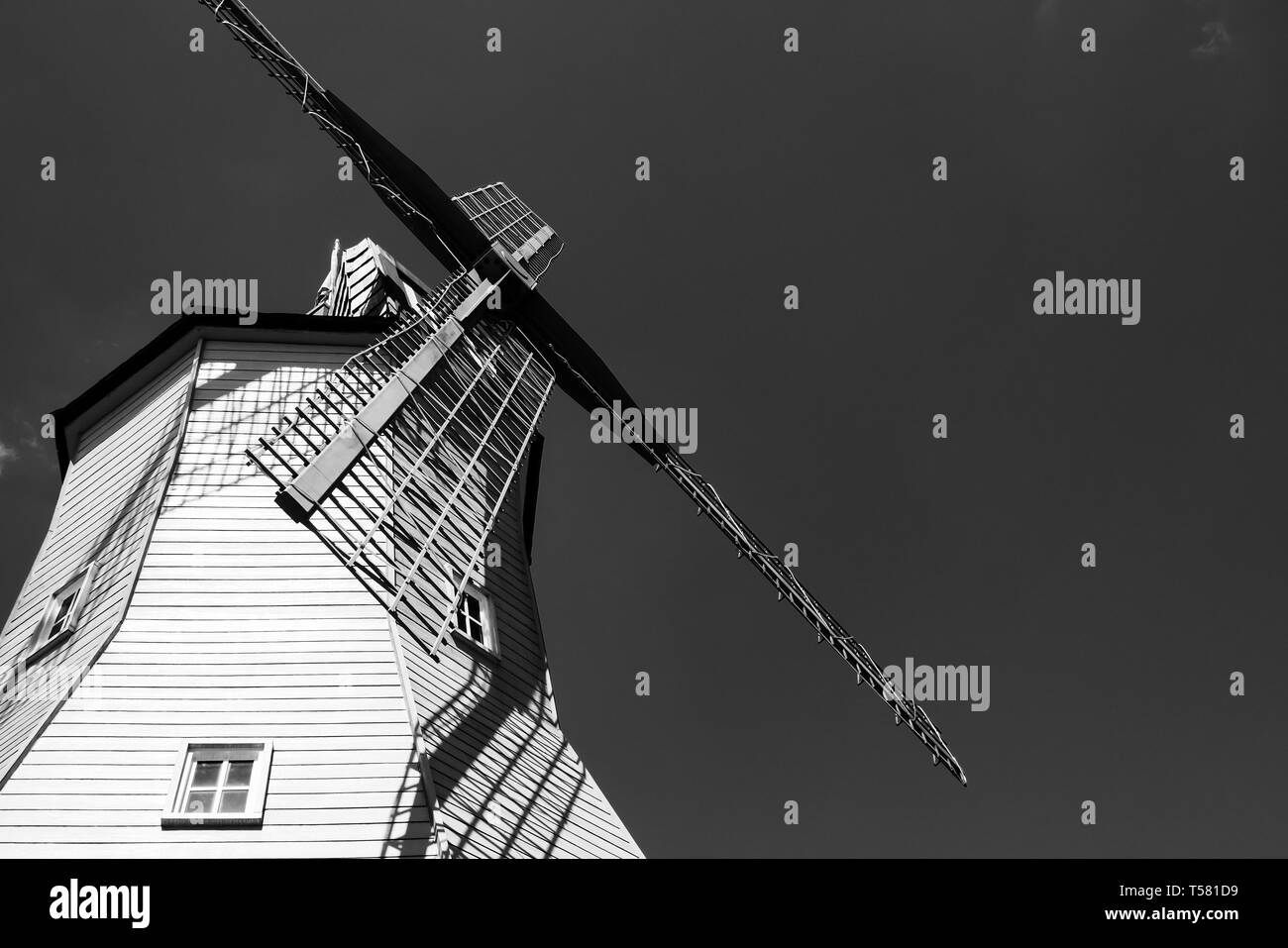 Guardando verso l'alto per il Windmill edificio in bianco e nero. Foto Stock