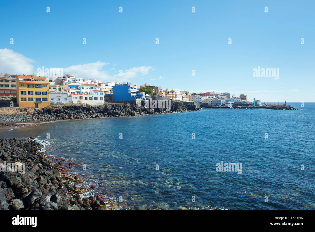 Los Abrigos, un pittoresco villaggio di pescatori in Granadilla de Abona, noto per i suoi ottimi piatti a base di frutti di mare e i ristoranti di pesce, una piccola plaza e una spiaggia vulcanica Foto Stock