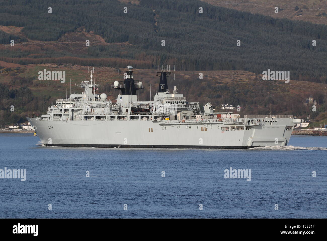 HMS Albion (L14), un'Albion-classe assalto anfibio nave azionato dalla Royal Navy, passando Gourock all'inizio dell'esercizio comune della Warrior 19-1. Foto Stock