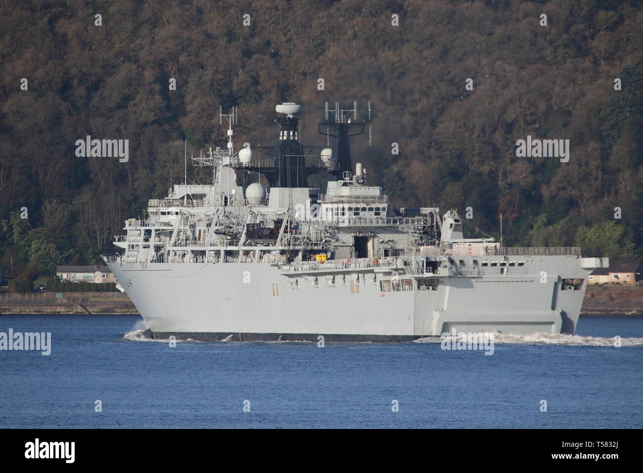 HMS Albion (L14), un'Albion-classe assalto anfibio nave azionato dalla Royal Navy, passando Gourock all'inizio dell'esercizio comune della Warrior 19-1. Foto Stock