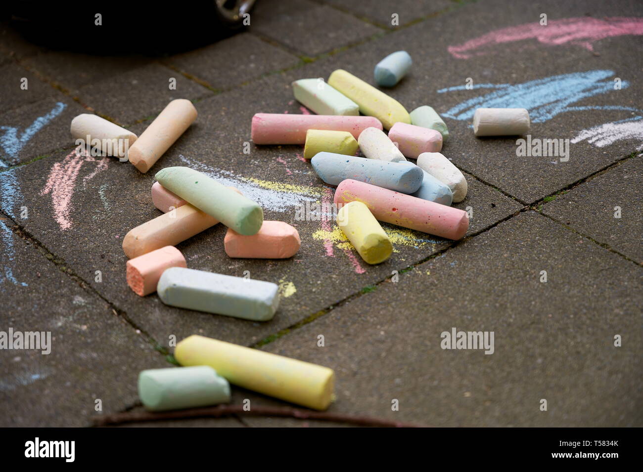 Gesso colorato sul pavimento Foto Stock