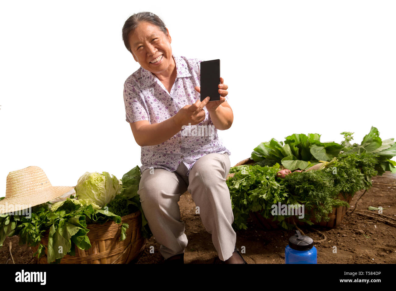 Gli agricoltori in possesso di un telefono cellulare Foto Stock