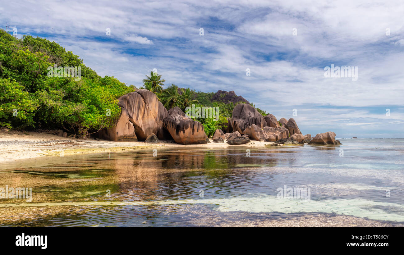 Vista panoramica della spiaggia esotica delle Seychelles, La Digue Island. Foto Stock