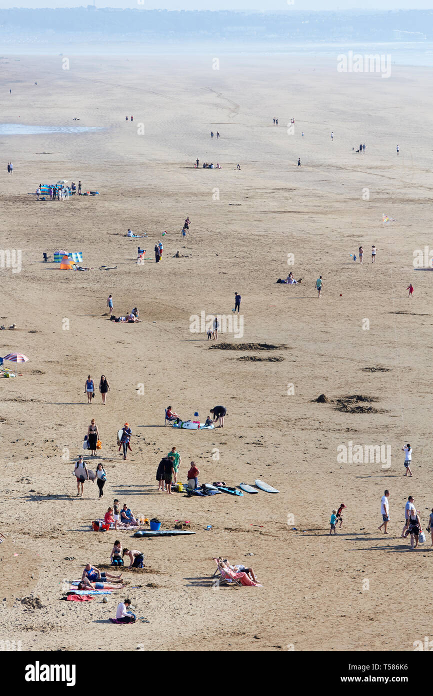 I turisti su Saunton sands beach in North Devon durante la Pasqua 2019 onda di calore Foto Stock