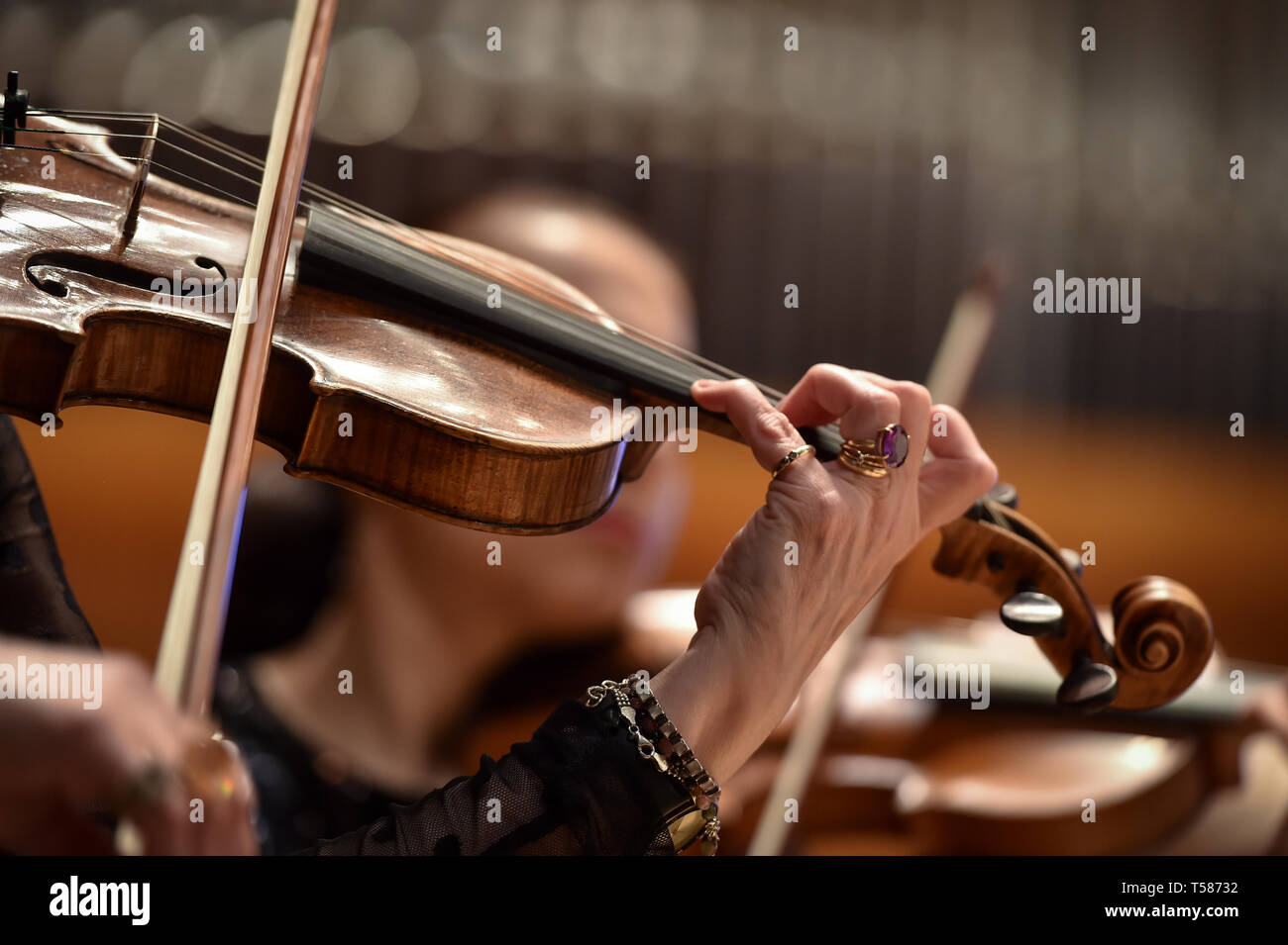 I suonatori di violino canto dettaglio durante l orchestra filarmonica di prestazioni Foto Stock