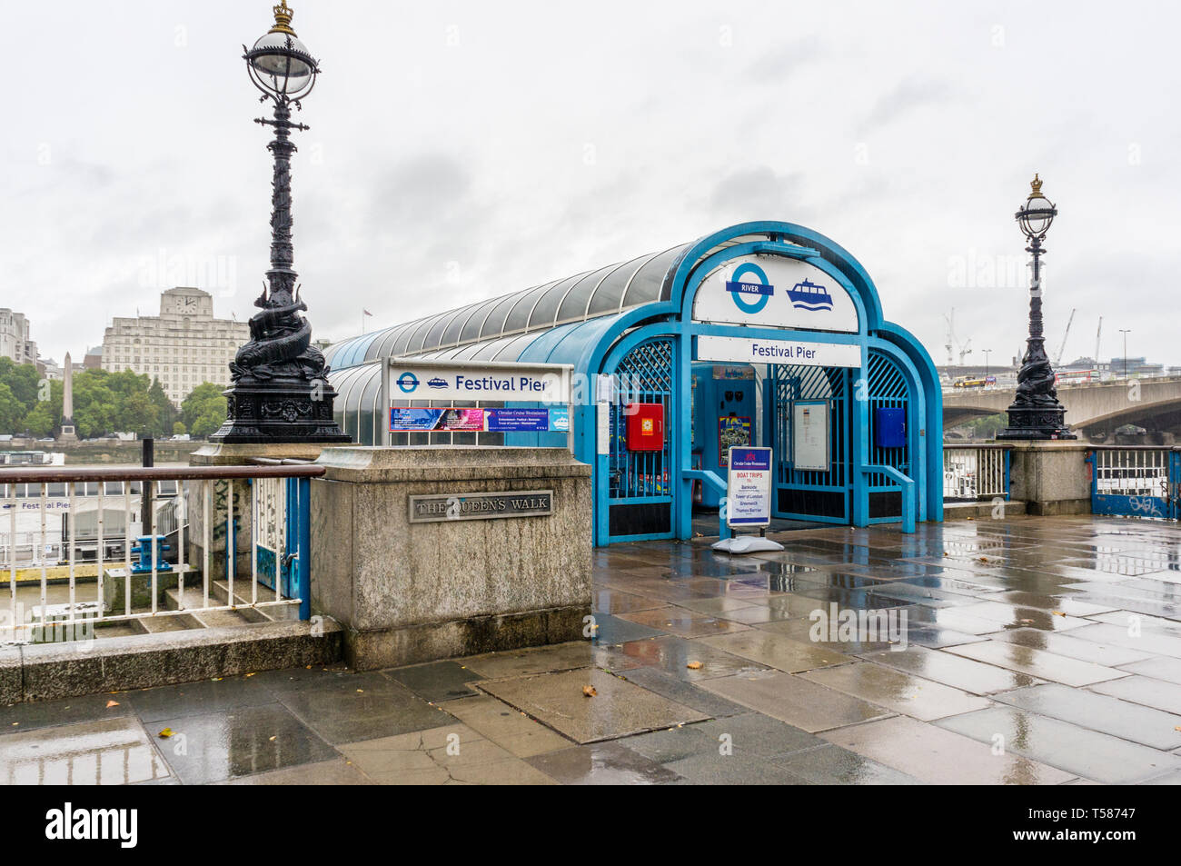 Ingresso al Festival Pier, una battuta di arresto per il fiume servizi in barca sul fiume Tamigi, Londra, Inghilterra, GB, Regno Unito Foto Stock