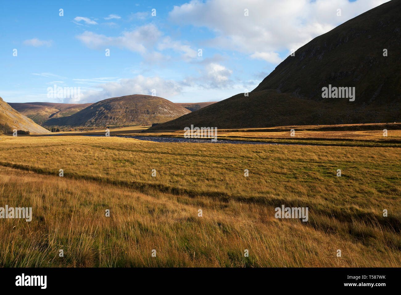 Findhorn fiume e le montagne in Strathdearn Highland Regione Scozia UK Ottobre 2015 Foto Stock