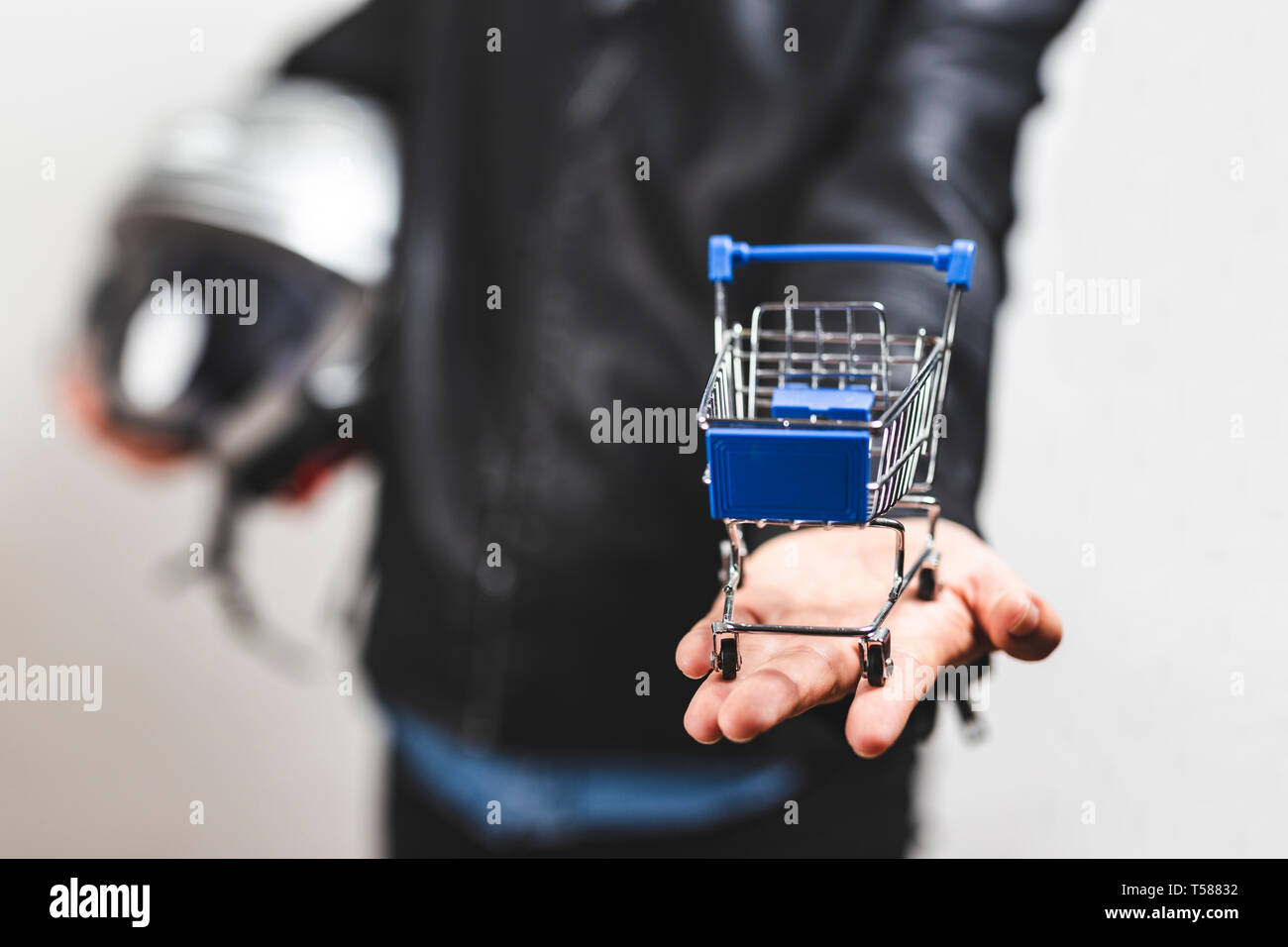 Consegna uomo in piedi e tenendo un mini carrello - Il servizio di consegna - concetto Foto Stock
