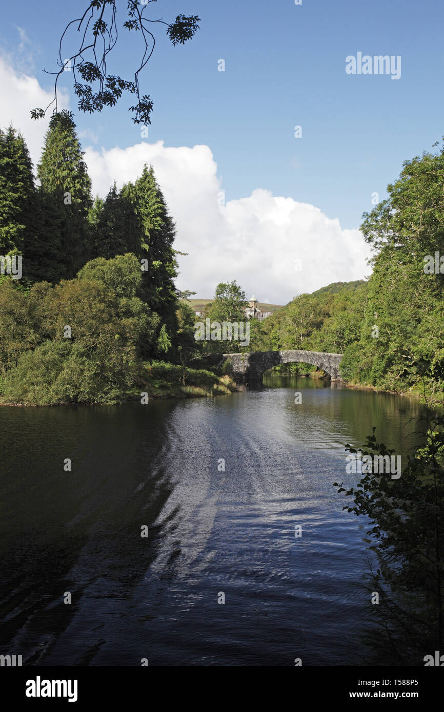 Ponte alla fine della Carreg Ddu serbatoio con Pen-y-Garreg dam al di là di Elan Valley Powys Galles Settembre 2012 Foto Stock