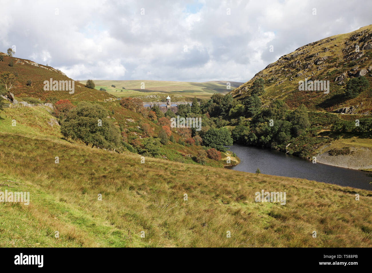 Craig Goch dam e Colore di autunno da Le Pen-y-serbatoio Garreg Elan Valley Wales UK Settembre 2012 Foto Stock