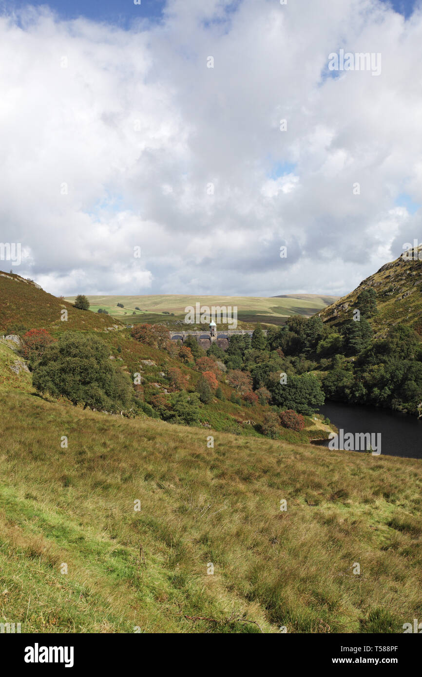Craig Goch dam e Colore di autunno da Le Pen-y-serbatoio Garreg Elan Valley Wales UK Settembre 2012 Foto Stock