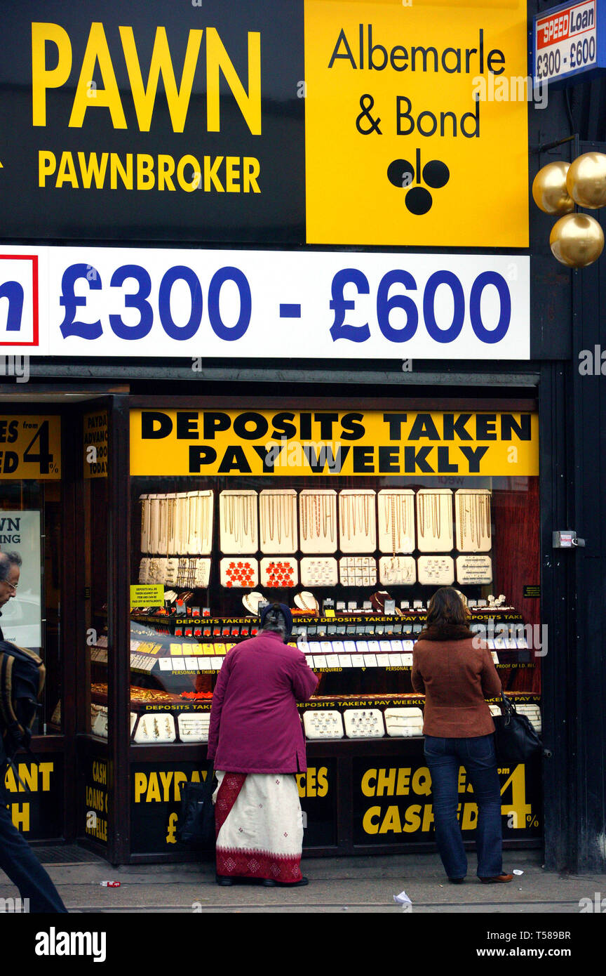 Pawnbroker, assegni incassati e prestiti di velocità. Wembley Central London. 20/10/2008 Foto Stock