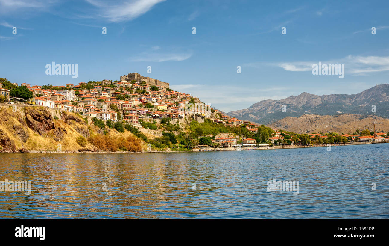 Vista panoramica della città tradizionale Mithymna, chiamato anche MOLIVOS, con la fortezza sulla collina e mare del nord del Mar Egeo, Lesbo, Grecia Foto Stock