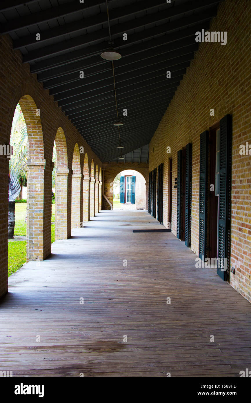 Corridoio del college campus in Brownsville, Texas Foto Stock