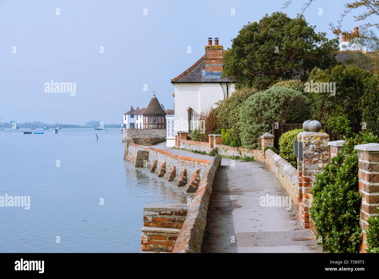 Passeggiata lungo il sentiero lungo il villaggio sul Bosham Creek, in alta marea nel porto di Chichester. Bosham, Sussex occidentale, Inghilterra, Regno Unito, Gran Bretagna Foto Stock